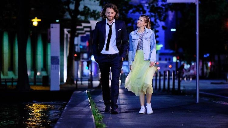 Alexander Verhoven (Frederik Götz), Josefin Reinhardt (Sina Zadra) werden in der Serie zum Liebespaar.