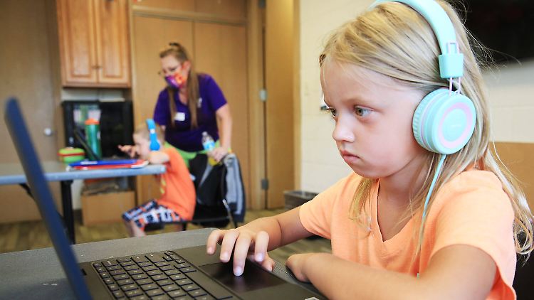 Neun von zehn Bürgern sind der Ansicht, dass die Pandemie die Defizite bei der Digitalisierung der Schulen schonungslos offengelegt habe.