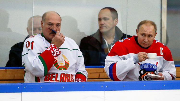 Alexander Lukaschenko regiert Belarus mit eisener Hand. Wladimir Putin schlürft im Amt auch nicht nur Tee.