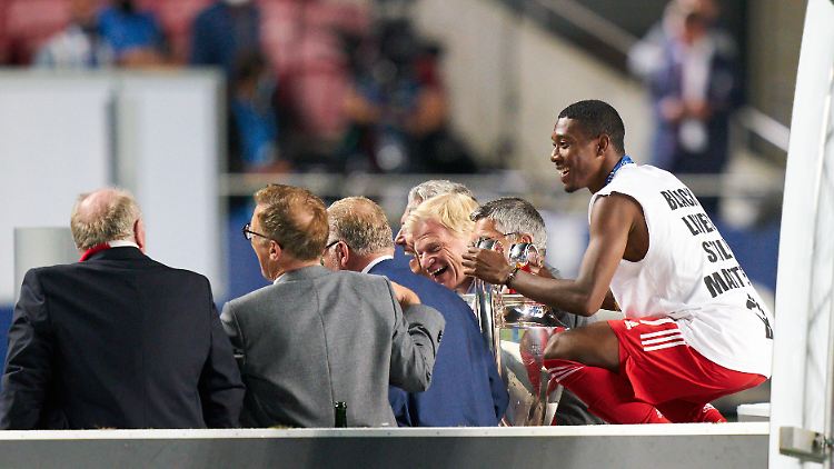 David Alaba und die hohen Herren des FC Bayern: Im Augenblick gibt es offenbar manche Disharmonie.