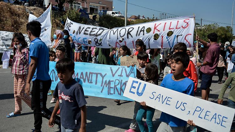 Viele verstehen nicht, warum die griechische Regierung eine Umsiedlung der Menschen auf Lesbos für falsch hält.