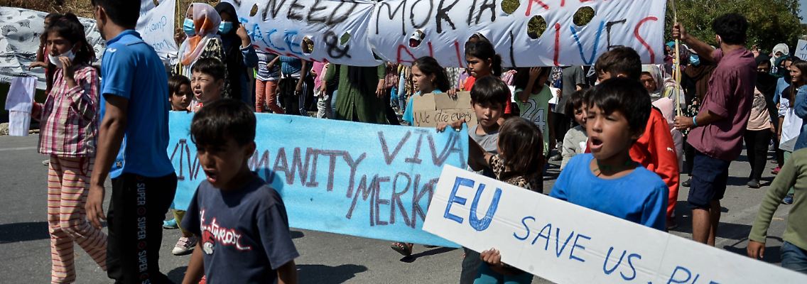Viele verstehen nicht, warum die griechische Regierung eine Umsiedlung der Menschen auf Lesbos für falsch hält.