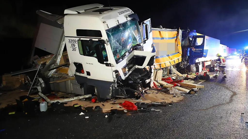 Ein-schwerer-Unfall-mit-vier-Lkw-und-zwei-Pkw-fuehrte-am-Montagabend-auf-der-A7-bei-Goettingen-zu-einer-stundenlangen-Vollsperrung