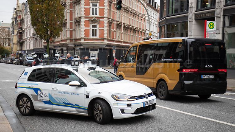 Das autonome Fahren steht in Deutschland noch am Anfang. Inzwischen werden verschiedene Techniken in 14 Testgebieten erprobt