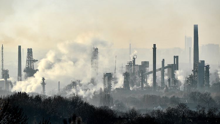 Eine Ölraffinerie in Gelsenkirchen - bis zur Mitte des Jahrhunderts will BP die Kohlenstoffemissionen auf null senken.