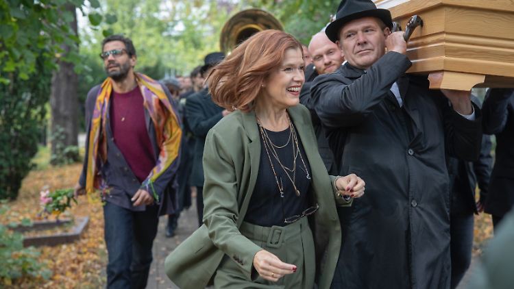 Beerdigungen dürfen auch Spaß machen, findet zumindest Karla Fazius (Anke Engelke).