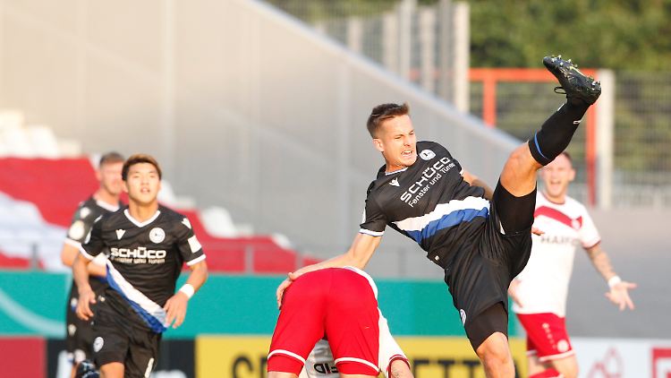 Alles umsonst: Arminia Bielefeld streckte sich gegen Rot-Weiß Essen vergeblich. Der Aufsteiger scheidet als zweiter Bundesligist in der ersten Pokalrunde aus.