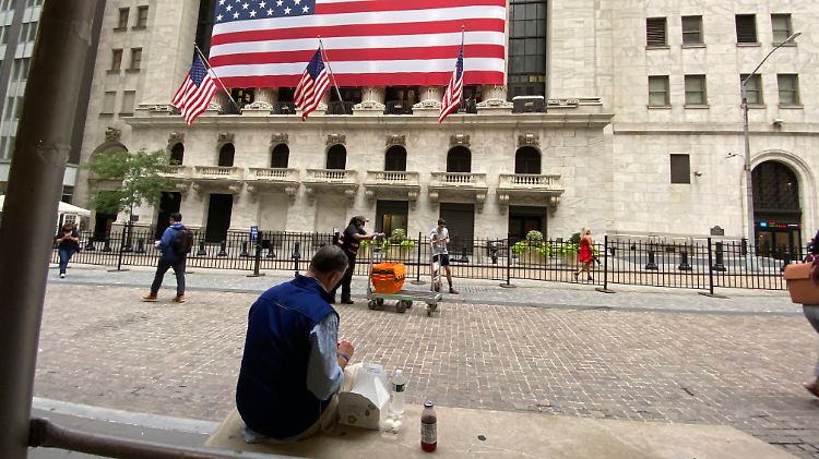 US-Flagge draußen, Fusionsfieber drinnen: New Yorker Wall Street.