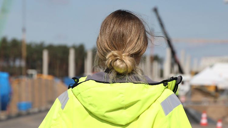 Ostdeutsche Frauen sind beruflich mehr auf Augenhöhe mit Männern als Frauen im Westen.