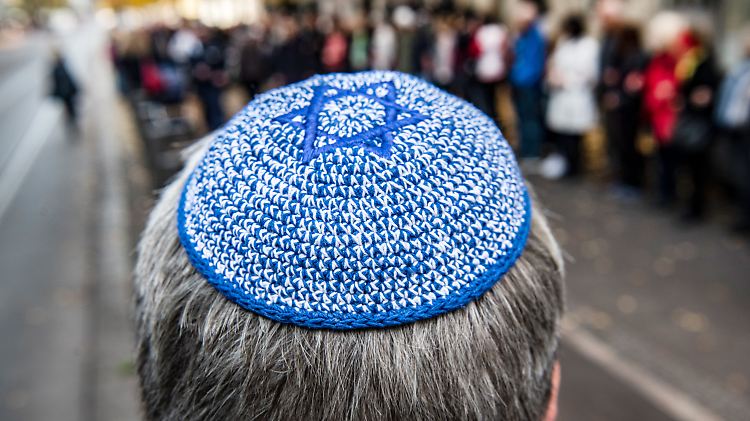 Traurige Realität im Jahr 2020: Viele der in Deutschland leben Juden tragen in der Öffentlichkeit keine Symbole, durch die sie als Juden erkennbar werden.