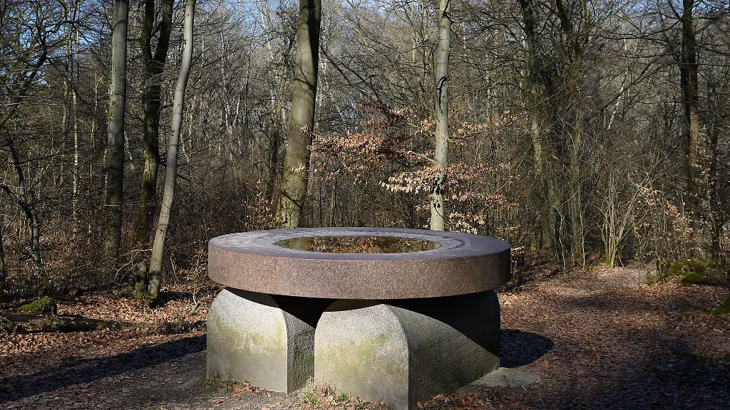 Beisetzungen-ausserhalb-von-Friedhoefen-sind-sehr-selten-aber-moeglich-Ganz-besondere-Grabmaeler-sind-nahe-Kassel-entstanden