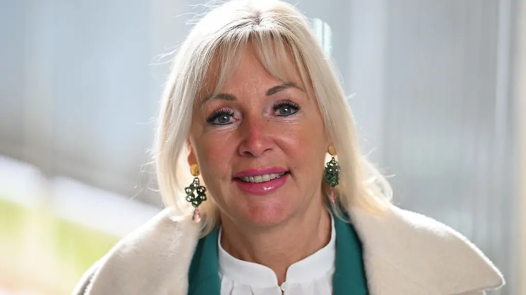 Digitalministerin-Sinemus-spricht-im-Landtag-zum-Thema-Hessen-digital-Aufbruch-in-eine-innovative-Zukunft