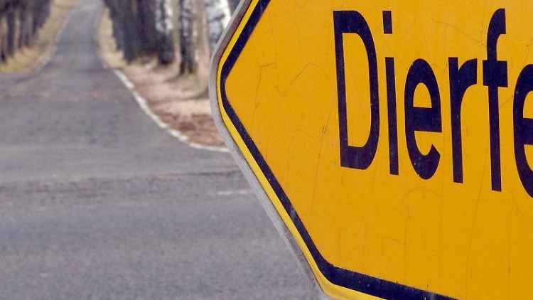 Das Ortschild von Dierfeld in der Vulkaneifel. Foto: Thomas Frey/dpa/Archivbild