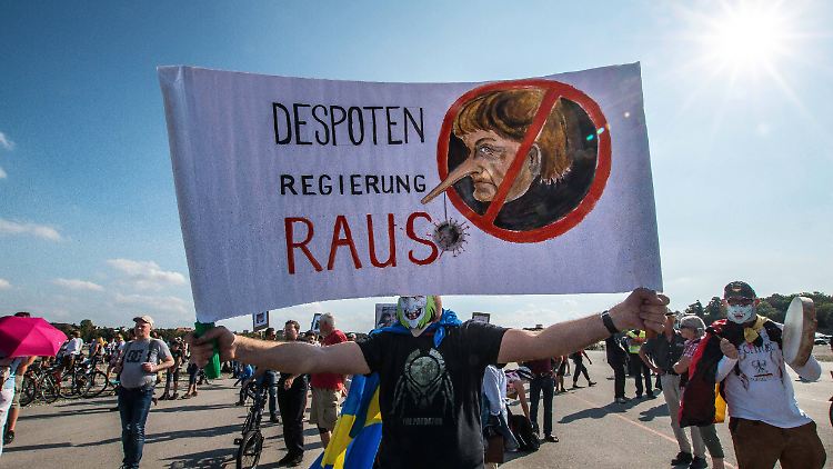 Nur 48,2 Prozent der Bevölkerung sind zufrieden mit der Informationspolitik der Bundesregierung.