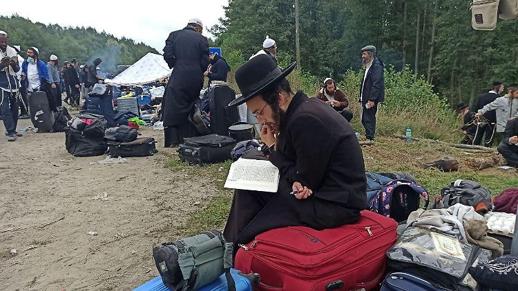 Mehrere hundert jüdische Pilger sitzen wegen eines Einreisestopps an der ukrainisch-belarussischen Grenze fest. 