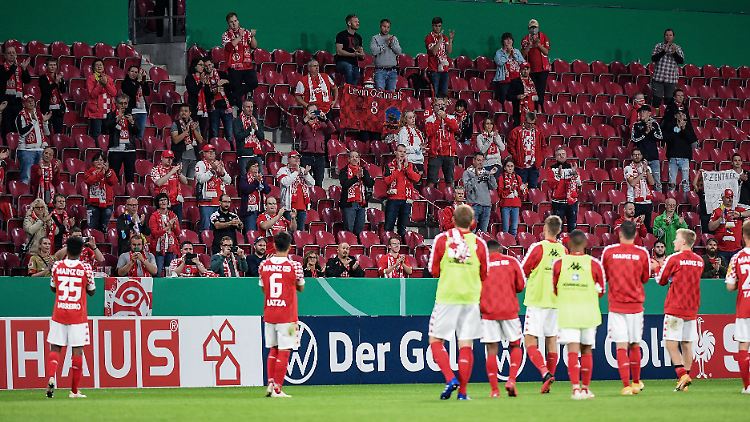 Im DFB-Pokal gab es in einigen Ländern bereits eine geringe Anzahl an Fans in den Stadien - das ändert sich nun.