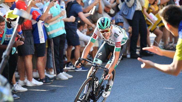 Lennard Kämna musste 20 Kilometer alleine fahren - und darf sich jetzt Etappensieger bei der Tour de France nennen.
