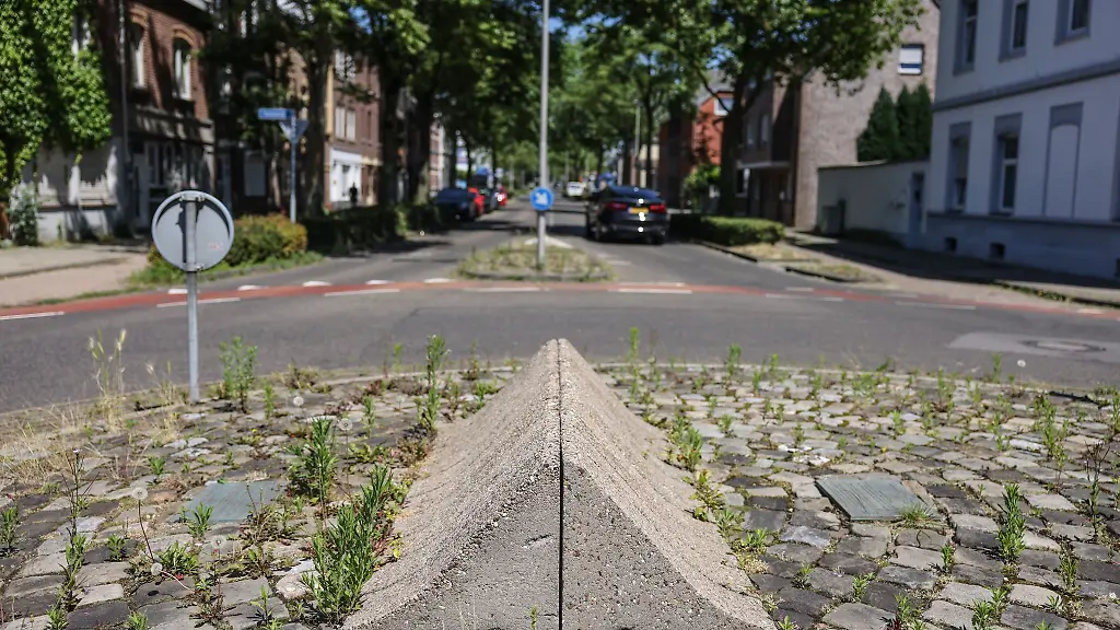 Zwei-Relikte-der-Mauer-die-frueher-die-Grenze-zwischen-Herzogenrath-Deutschland-und-Kerkrade-Niederlande-markierte-Foto-Archiv