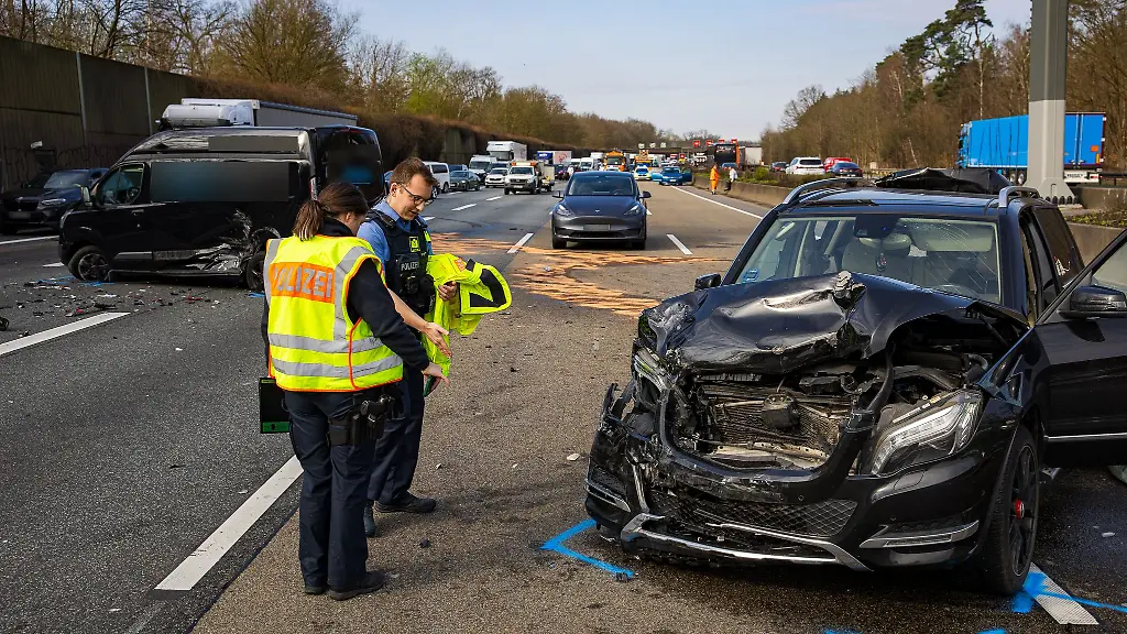 Nach-ersten-Erkenntnissen-musste-ein-29-Jahre-alter-Autofahrer-am-Morgen-am-Ende-eines-Staus-auf-einer-Abbiegespur-anhalten