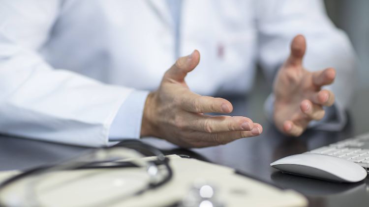 Erst als er ein positives Testergebnis hatte, hörte der Mediziner auf zu arbeiten.