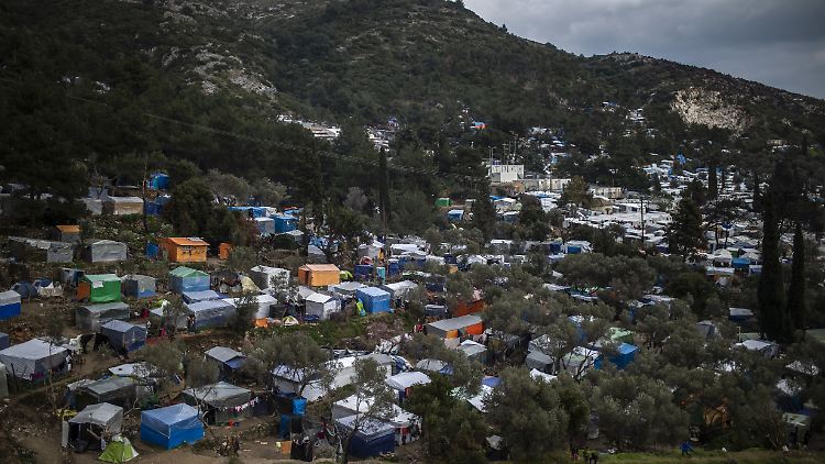 Ein Blick auf ein provisorisches Lager neben dem Flüchtlingslager auf der Insel Samos.