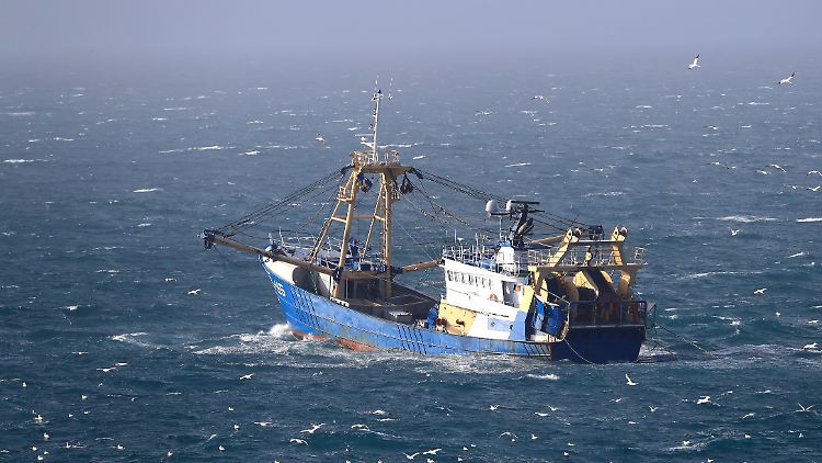  Ein Fischerboot fährt durch den Ärmelkanal.