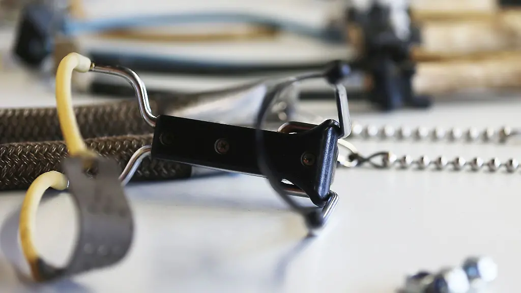 Mit-einer-Zwille-und-einer-Softair-Pistole-soll-ein-Mann-seit-Monaten-immer-wieder-auf-ein-Privathaus-mit-mehreren-Parteien-geschossen-haben