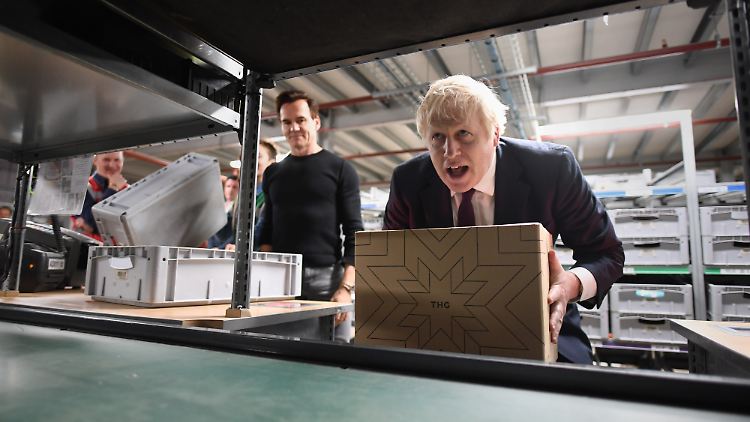 Großbritanniens Premierminister Boris Johnson bei einem Wahlkampfbesuch im Dezember bei "The Hut Group".