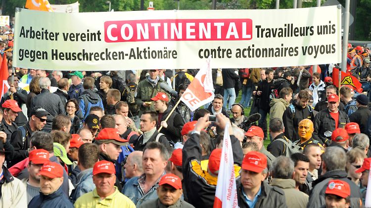 Demonstranten vor der Tagungshalle in Hannover.