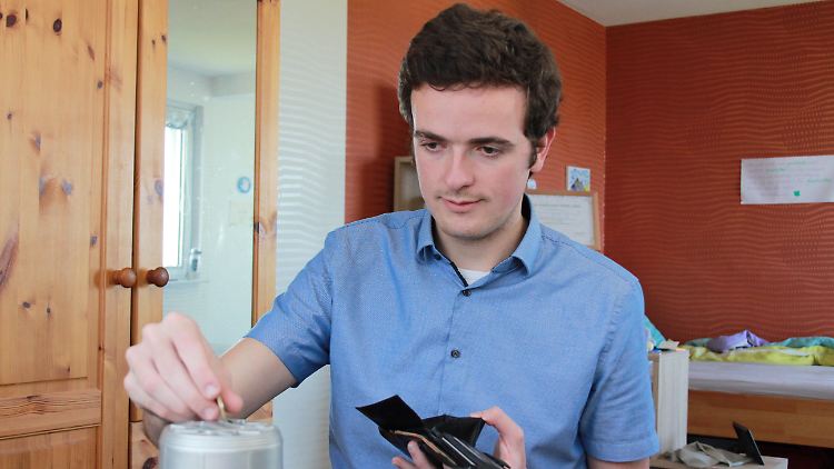 Dominik Fecht ist Diplom-Finanzwirt und schon immer sparsam.