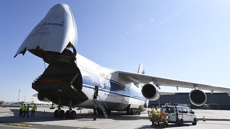 Eines der weltweit größten Transportflugzeuge bringt Österreichs Hilfspaket nach Griechenland.