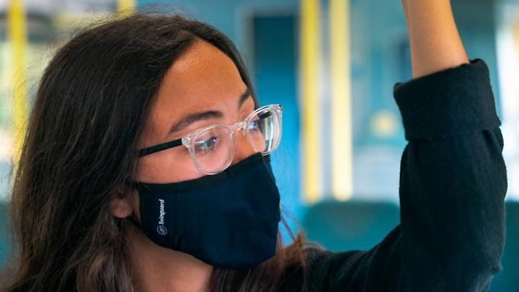 Die Masken der Firma Livinguard zerstören Coronaviren bei Kontakt.