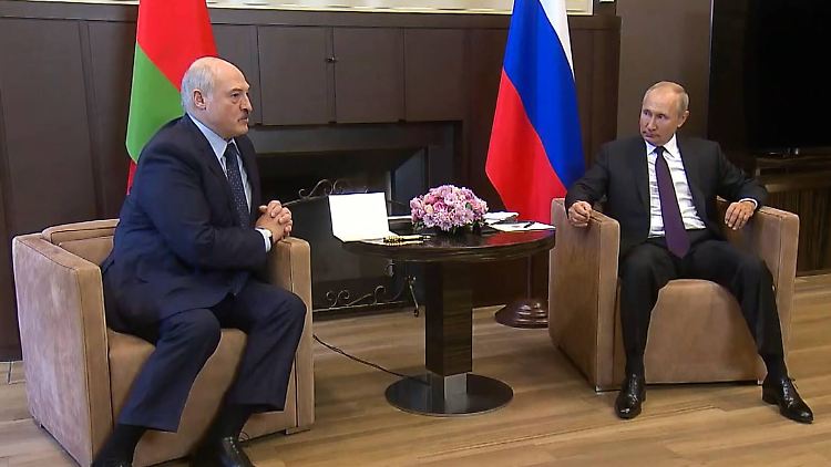 Der belarussische Präsident Alexander Lukaschenko (links) erhofft sich in der Zusammenarbeit mit Russlands Oberhaupt Wladimir Putin (rechts) auch neue Waffen.