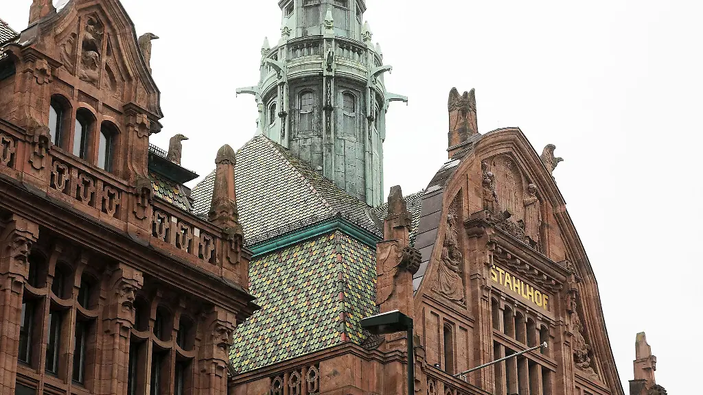 Vor-Gericht-und-auf-hoher-See-ist-man-in-Gottes-Hand-sagt-der-Volksmund-Fuer-die-Klaeger-gegen-die-nordrhein-westfaelische-Krankenhausreform-erweist-sich-das-als-zutreffend