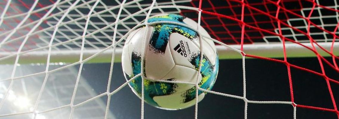 Ein Ball geht ins Netz. Foto: Jan Woitas/dpa-Zentralbild/dpa/Symbolbild