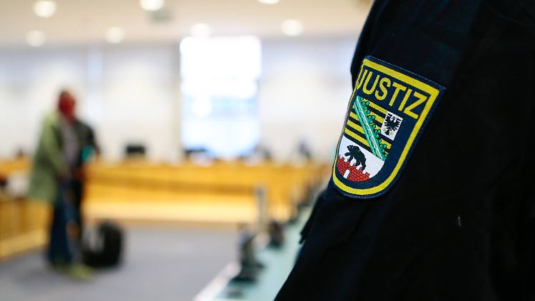 Die Richterin will Ordnungsgelder verhängen, wenn während des Prozesses erneut Personen klatschen.