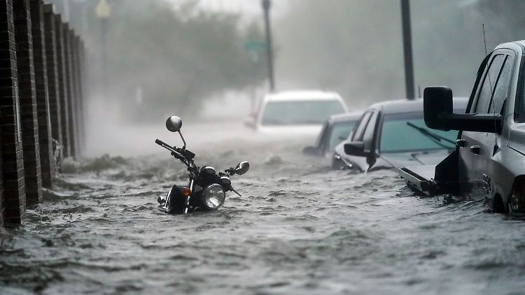 Im Nordwesten Floridas standen Straßen unter Wasser.