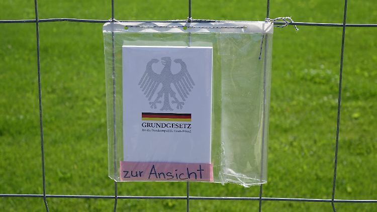 Der Beamtenbund ist froh, "dass die Bürgerinnen und Bürger den Eindruck haben, der Staat kommt mit den Aufgaben immer noch ganz gut klar".