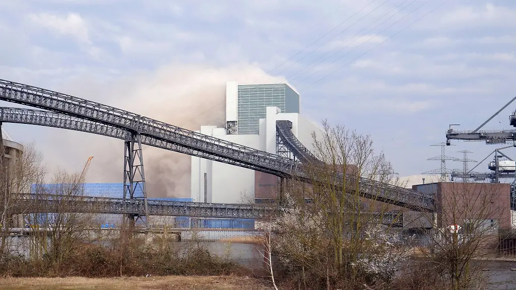 Eine-Staubwolke-steigt-am-Sonntag-nach-der-Sprengung-eines-Kesselhauses-des-Kraftwerks-Moorburg-auf