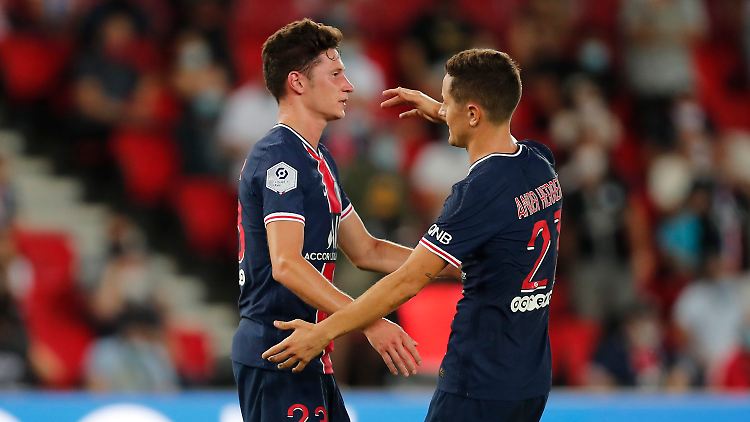 Seine Kollegen danken Draxler für sein spätes Tor.
