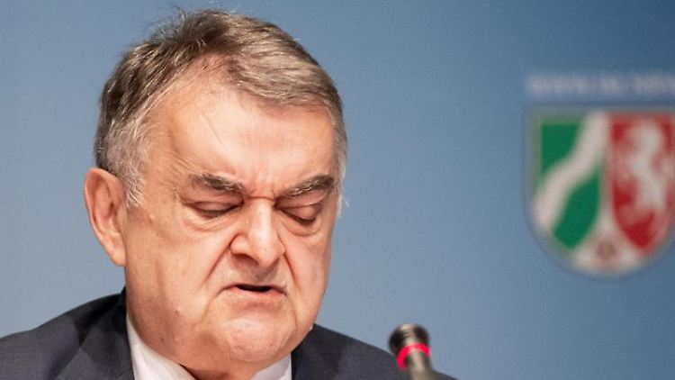 "Offenbar haben wir nicht alles erkannt", sagt NRW-Innenminister Reul im Düsseldorfer Landtag.