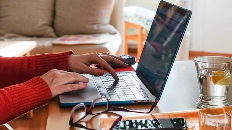 Ein häusliches Arbeitszimmer dürfen Arbeitnehmer bislang nur absetzen, wenn kein anderer Arbeitsplatz zur Verfügung steht.