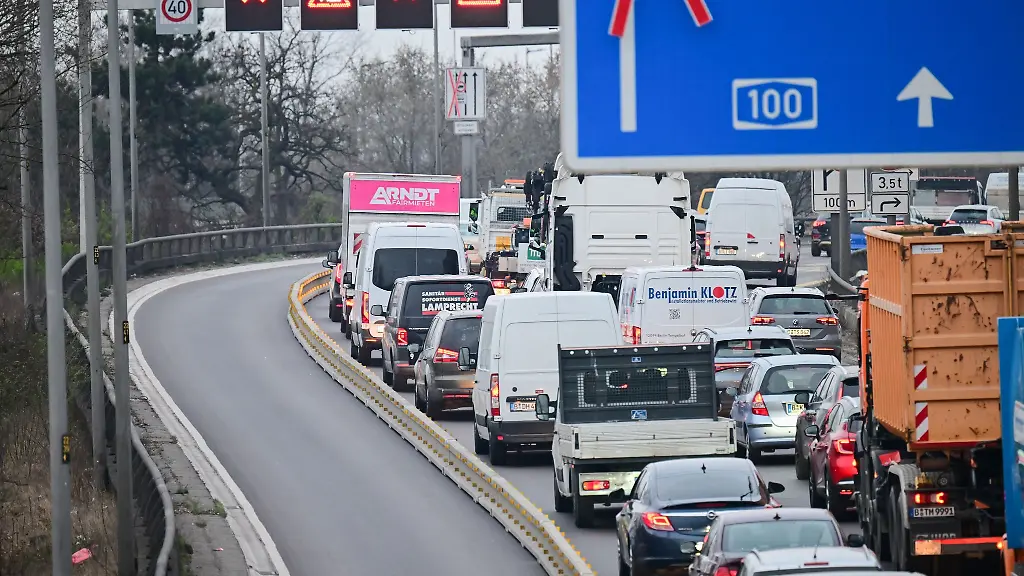 Auch-am-fruehen-Morgen-staut-sich-der-Verkehr-auf-der-A100-an-der-Messe-in-Richtung-Sueden