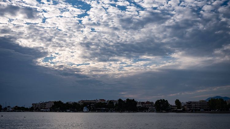 Der Himmel über dem Mittelmeer verdunkelt sich.