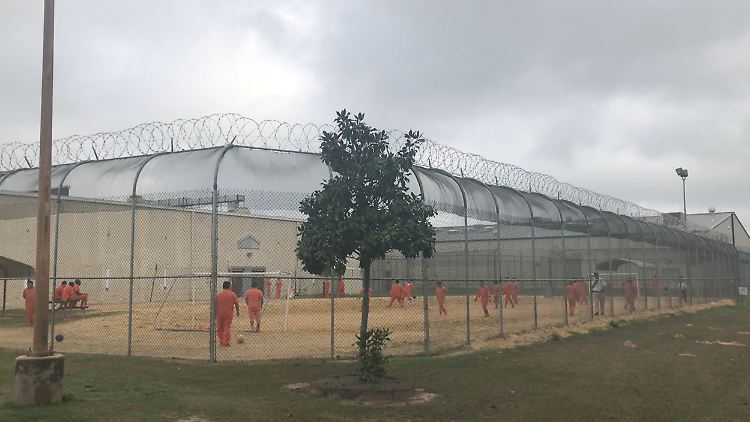 Inhaftierte Migranten im Irwin County Detention Center während eines Fußballspiels im Jahr 2018.