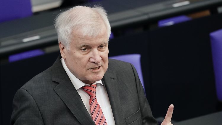 Seehofer ist überzeugt, dass die "überwältigende Mehrheit unserer Polizistinnen und Polizisten solche Machenschaften ablehnen".