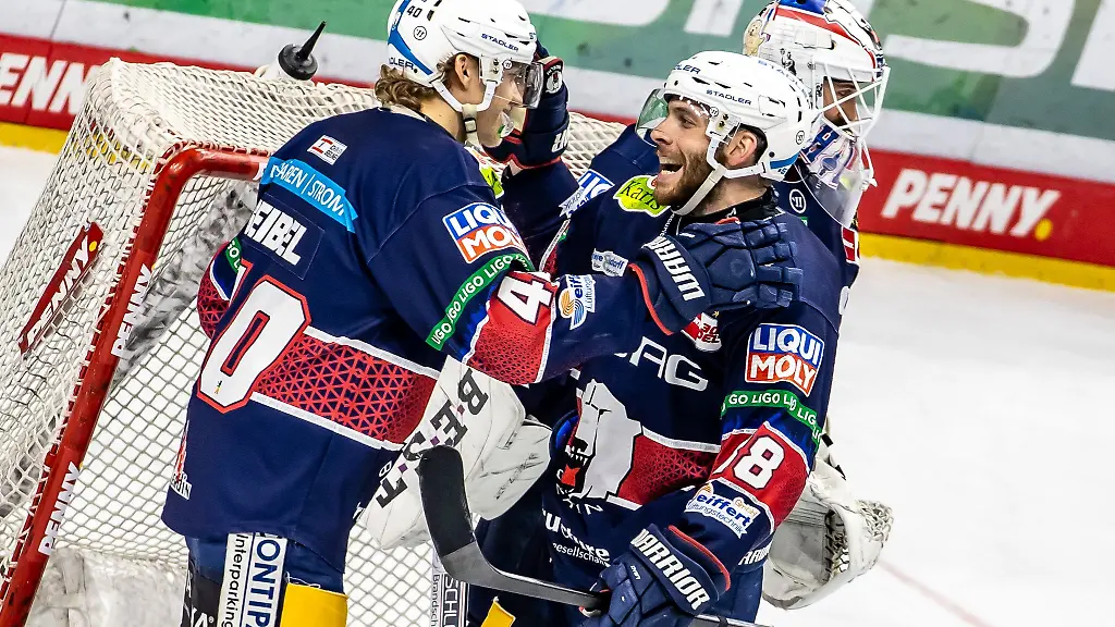 Korbinian-Geibel-l-erzielt-in-der-zweiten-Verlaengerung-den-Siegtreffer-der-Eisbaeren-in-Straubing
