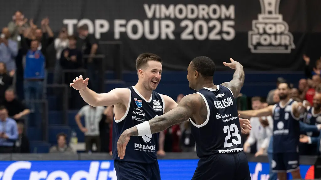 Spencer-Reaves-l-und-Charles-Callison-jubeln