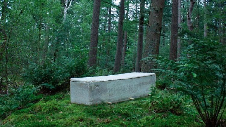 Die Toten werden auf Moos statt auf Kissen gebettet.