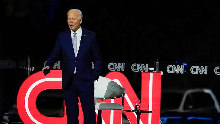 Biden stellte sich erstmals im Wahlkampf den Wählern in einem "Townhall"-Format.